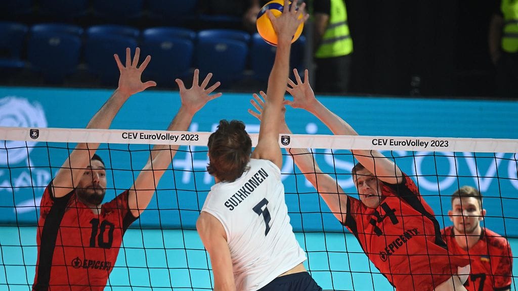 Niko Suihkonen lyö palloa Ukrainaa vastaan.