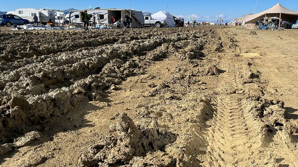 Nevadan aavikolla satoi perjantaina ja lauantaina noin kahden–kolmen kuukauden sademäärää vastaava määrä vettä, joka muutti aavikon upottavaksi mutaliejuksi.
