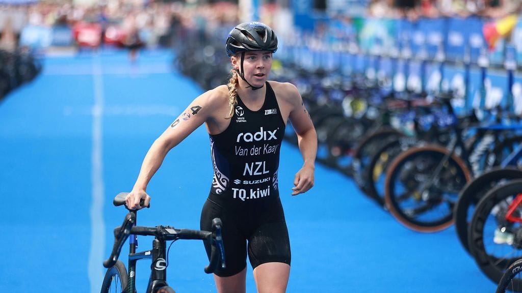 Nicole van der Kaay kolaroi rajusti tiimitoverinsa kanssa.