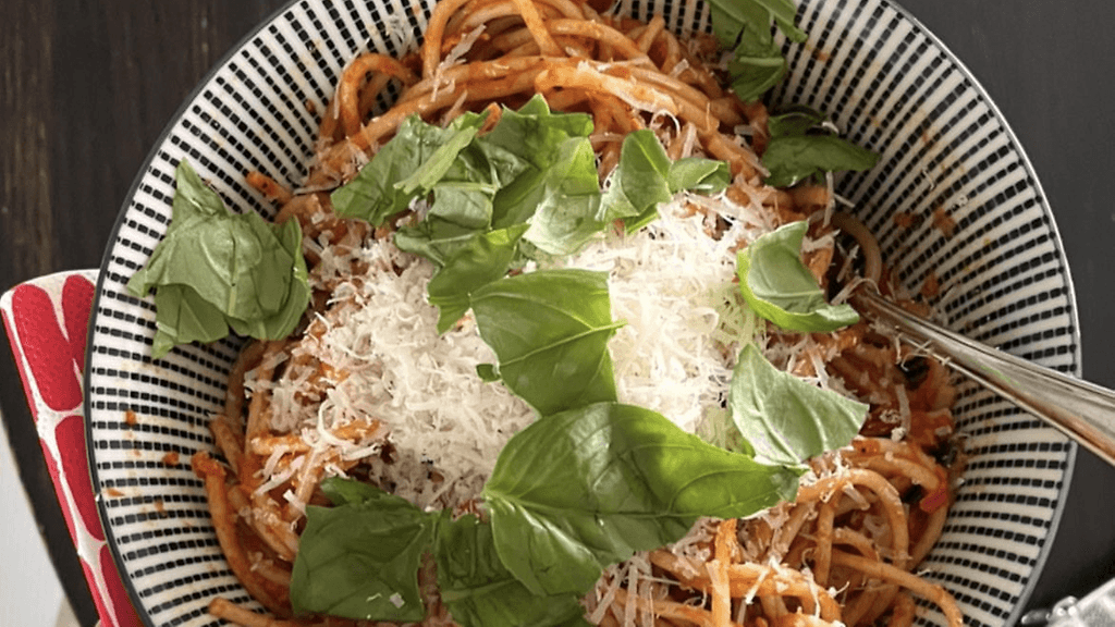 "Joka kerta kun teen tätä vieraille, kysytään reseptiä", sanoo Ronja Salmi munakoisopastastaan.