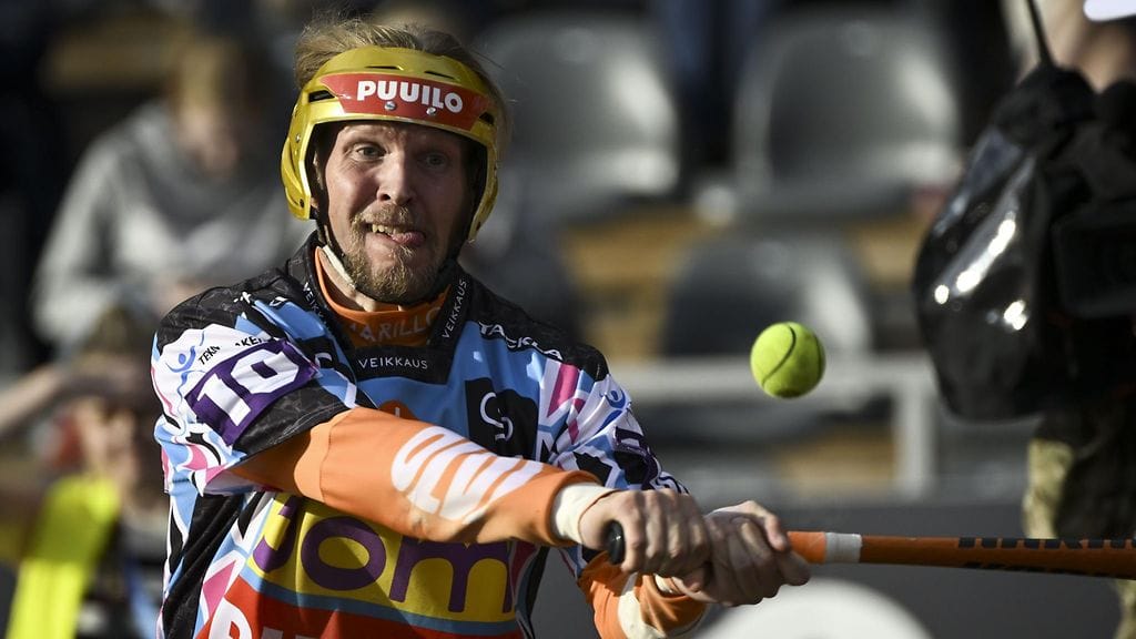 Roope Korhosen edustama Sotkamon Jymy pelaa Superpesis-finaaleissa Vimpelin Vetoa vastaan.
