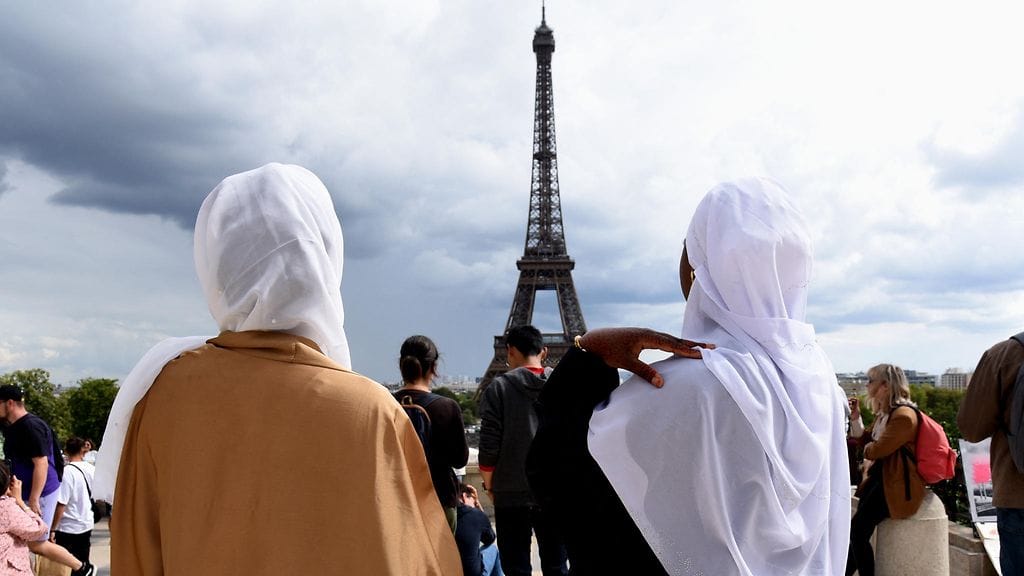 Abaya-asua pitäviä henkilöitä Pariisissa elokuussa.
