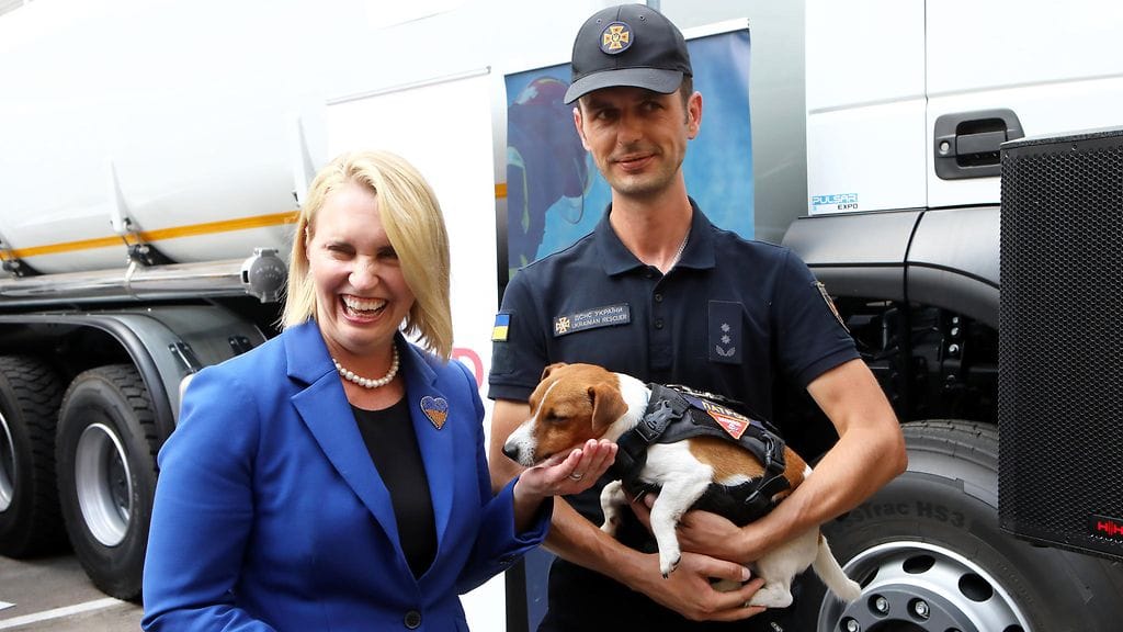 AOP Yhdysvaltain Ukrainan suurlähettiläs Bridget Brink poseerasi räjähdekoira Patronin ja sen omistajan, Ukrainan SES:n pyroteknisen ryhmän päällikön Mykhailo Iljevin kanssa Ukrainan pääkaupungissa Kiovassa.