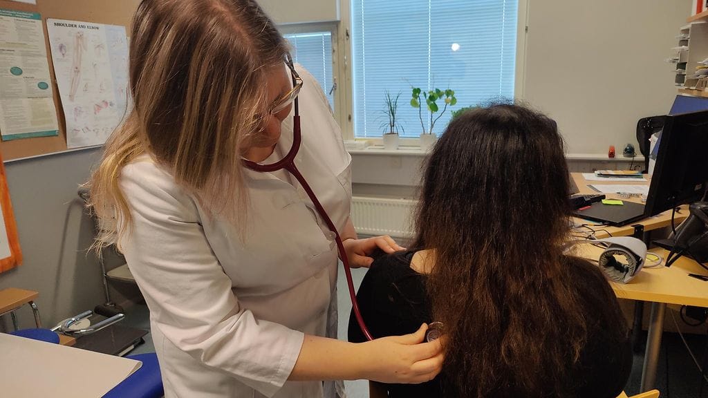 Julkista terveydenhuoltoa käyttävät erityisesti pienituloiset, joihin muutos tulee korostetusti vaikuttamaan.