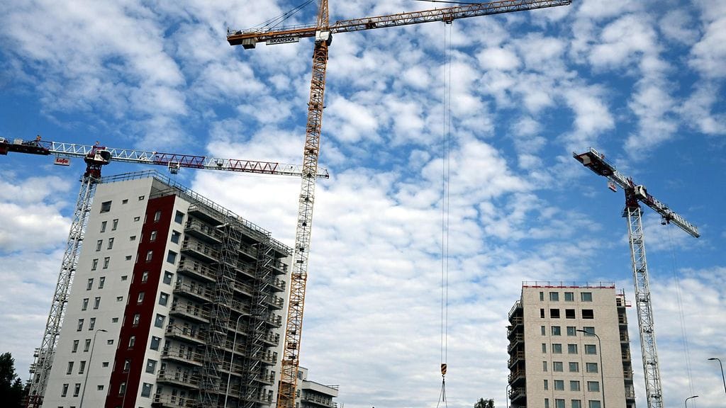 LK 6.9.2023 Nostureita rakennustyömaalla Finnoossa Espoossa 16. elokuuta 2023.