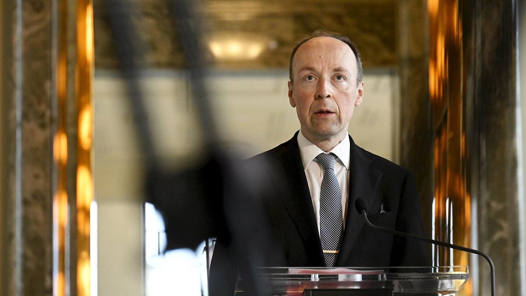 Eduskunnan puhemies Jussi Halla-ahon mukaan puhemiesneuvosto haluaa perehtyä vapautuspyyntöjen historiaan.