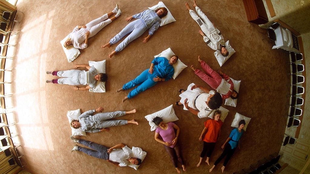 Koiranulkoiluttajat luulivat lattialla elottoman näköisinä makaavien ihmisten joutuneen joukkomurhan kohteeksi Britanniassa ja kutsuivat paikalle poliisin. Kyseessä olikin joogatunti. Kuvituskuva.