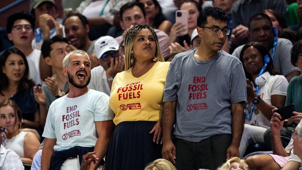 Mielenosoittajat kritisoivat fossiilisia polttoaineita.