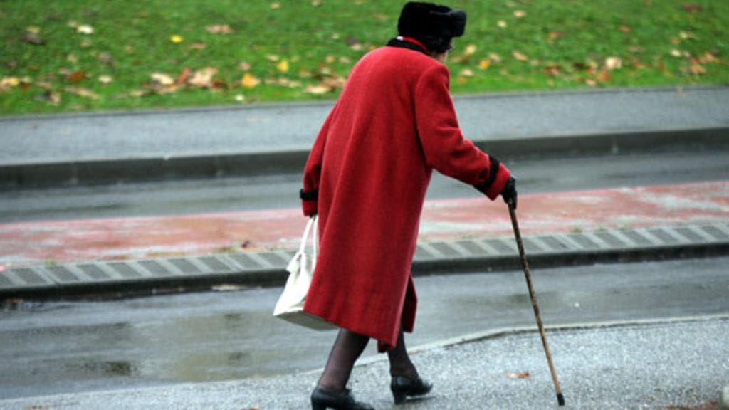 Kävelykeppi auttaa tasapainon säilyttämisessä.