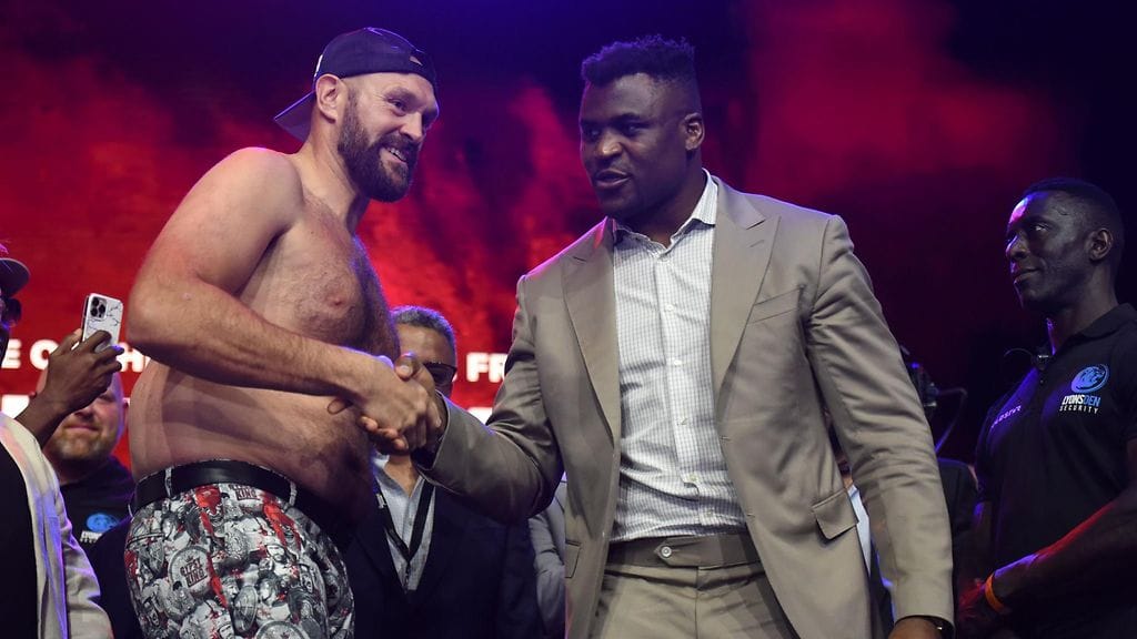 Tyson Fury (vas.) pauhasi jälleen Francis Ngannoun peniksestä.