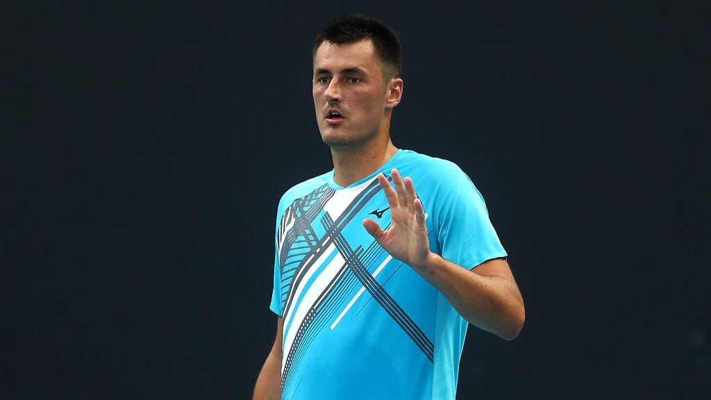 Bernard Tomic yritti suojata päätään käsillään.