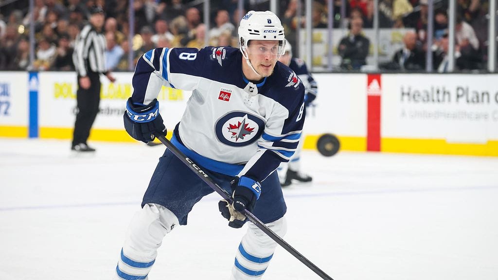 Saku Mäenalanen kiekkoili viime kaudella NHL-jäillä Winnipeg Jetsin paidassa.