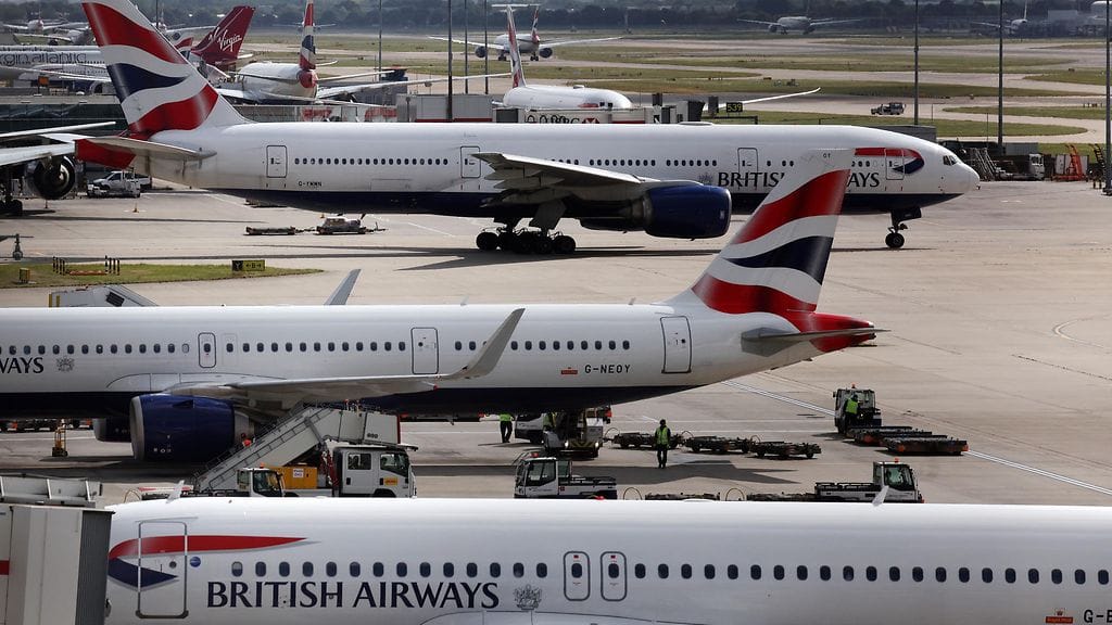 Britanniassa maan kolmanneksi suurimmalla Manchesterin lentokentällä on laajoja häiriötä sähkökatkon jäljiltä. Kuvituskuvassa  British Airwaysin lentokoneita Heathrow'n lentokentällä Lontoossa, Britanniassa 30. elokuuta 2023.