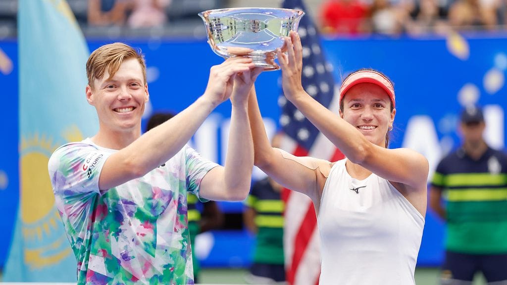 Harri Heliövaara (vasemmalla) ja Anna Danilina (oikealla) voittivat Yhdysvaltojen avoimien sekanelipelin mestaruuden.