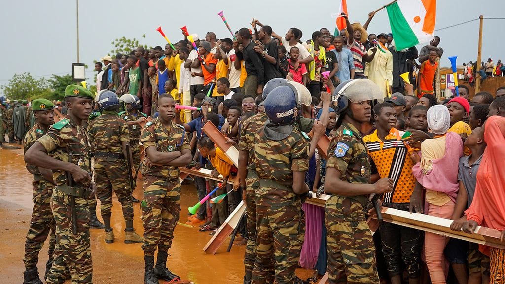 Alkuviikosta Ranskan puolustusministeriön lähde kertoi uutistoimisto AFP:lle, että Ranskan asevoimat käy neuvotteluja sotilasjuntan kanssa mahdollisesta osittaisesta vetäytymisestä Nigeristä.