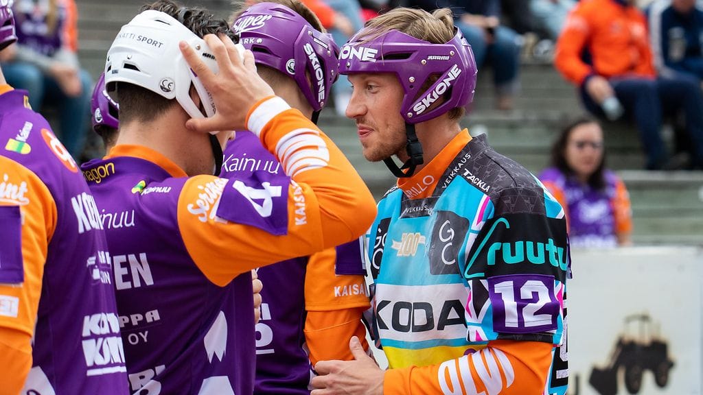 Niilo Piiponniemi (numero 12) oli ottelun hahmo, kun Sotkamon Jymy otti toisen voiton miesten Superpesiksen finaaleissa.