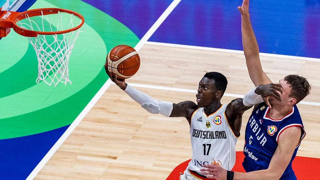 Dennis Schröder kuritti Serbiaa MM-finaalissa.