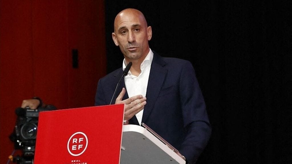Espanjan jalkapalloliiton puheenjohtaja Luis Rubiales eroaa tehtävästään.