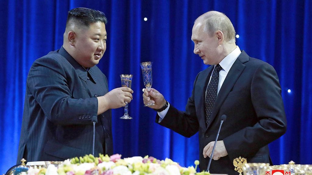 Pohjois-Korean johtaja Kim Jong-un ja Venäjän presidentti Vladimir Putin kippistelivät huhtikuussa 2019. Kuvituskuva.