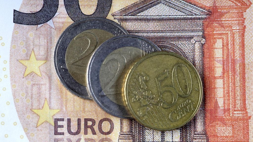 Suurista jäsenmaista erityisesti Saksa on ongelmissa, ja komissio ennakoi sen talouden supistuvan tänä vuonna 0,4 prosenttia.