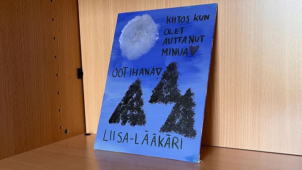 Entisen potilaan maalama taulu Liisa-Lääkärille Niuvanniemessä. Taulussa teksti: Kiitos kun olet auttanut minua <3 Oot ihana!
