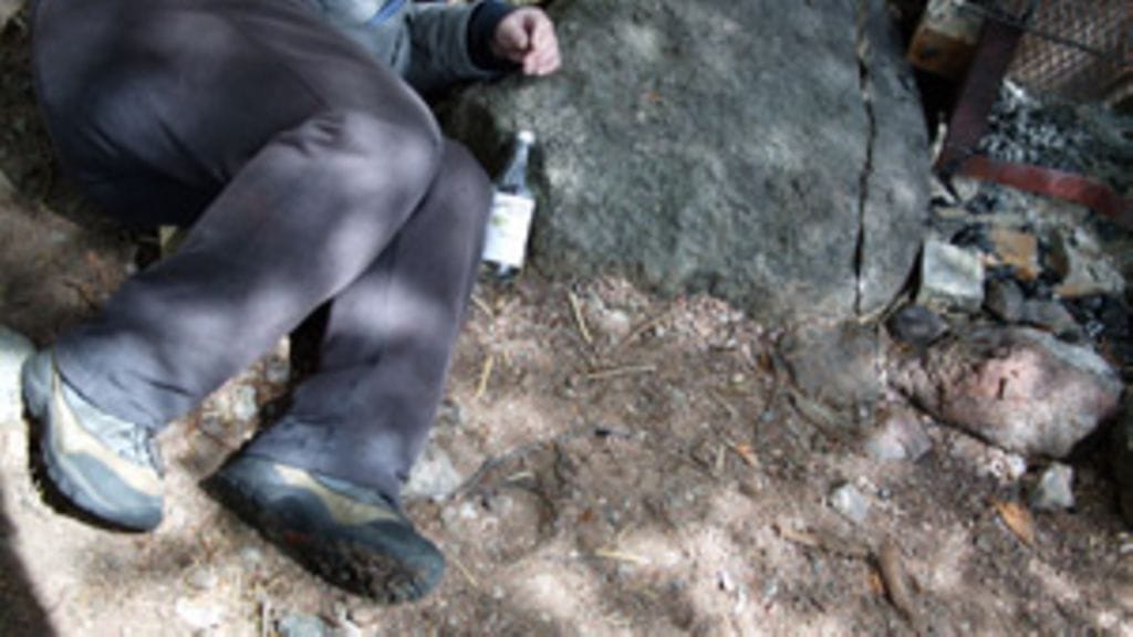 Mökkeilyä viinan voimalla. (Kuva: Pipsa Matikka/Lehtikuva)