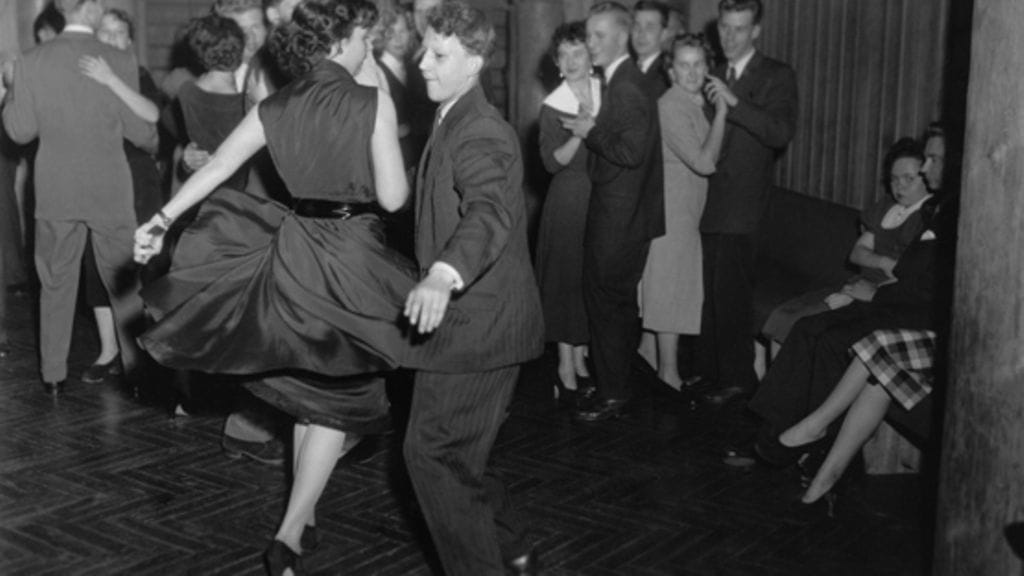 1950-luvulla homot flirttailivat salaa samoissa tansseissa kuin heterotkin. Kuvan henkilöt eivät liity juttuun.