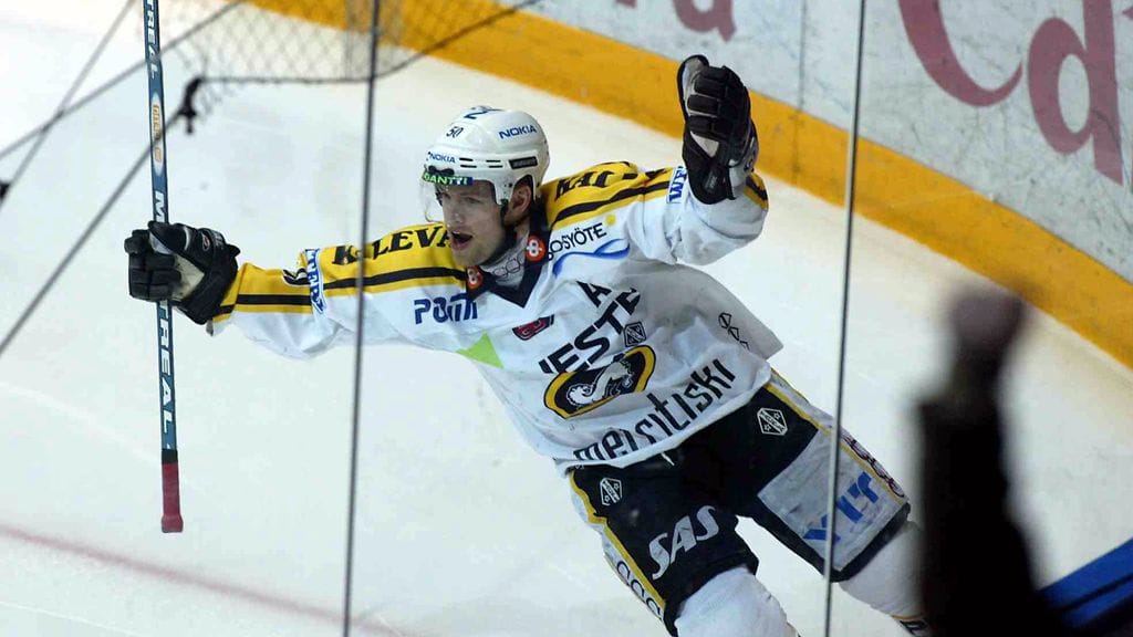 Mikko Myllykoski pelaajana Kärppien paidassa.