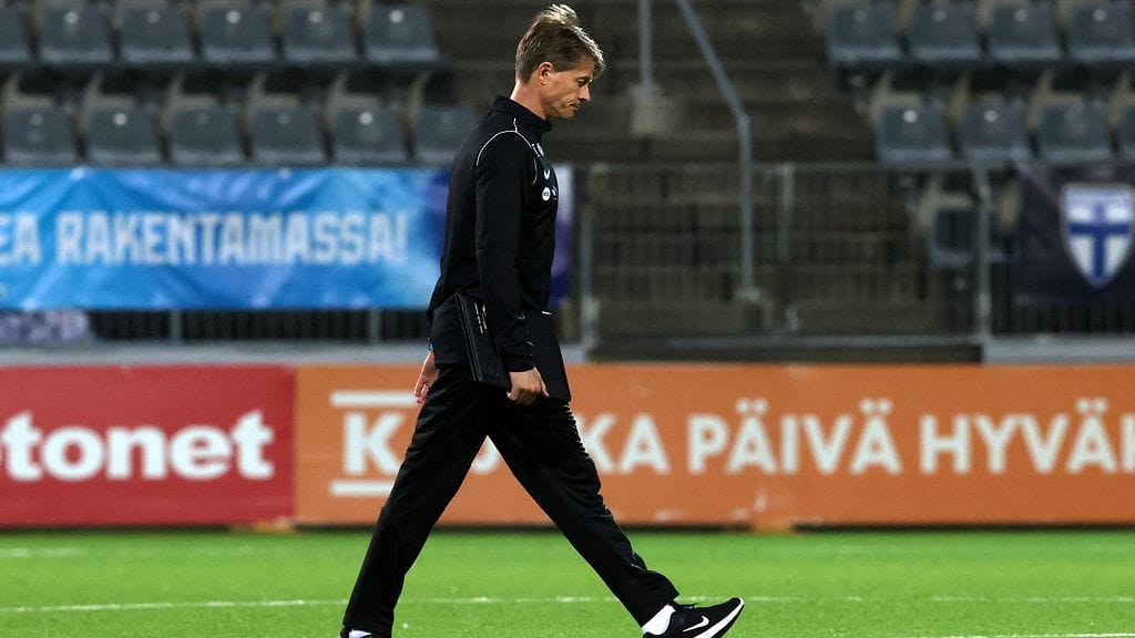 Päävalmentaja Mika Lehkosuo oli allapäin Pikkuhuuhkajien taivuttua Sveitsille EM-karsintojen avausottelussaan.