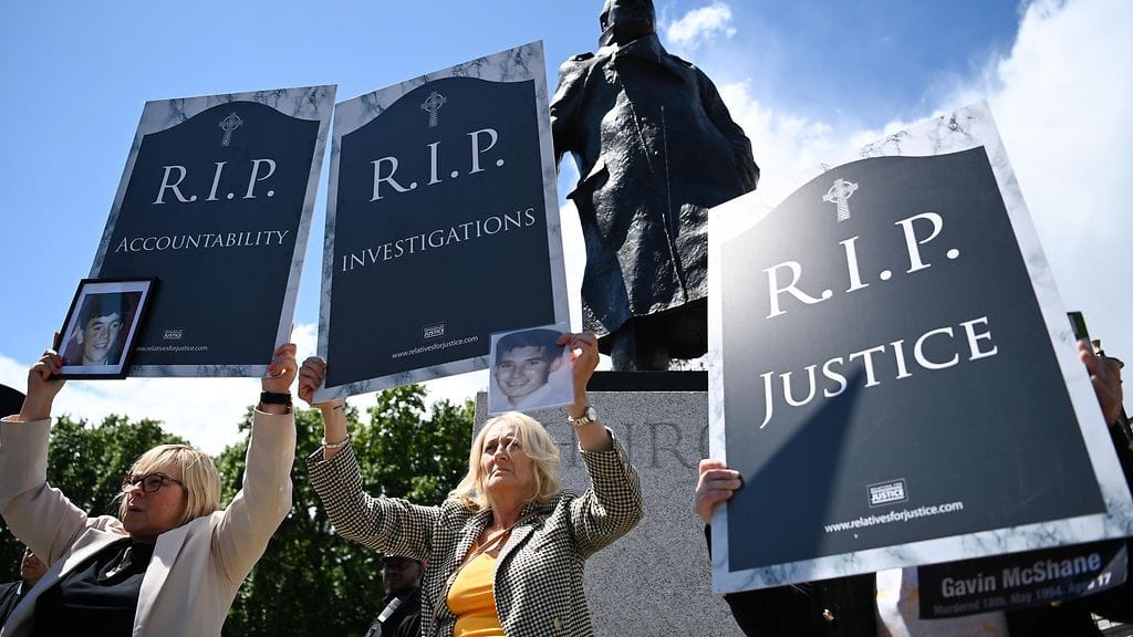 Lakia ovat arvostelleet ankarasti muun muassa konfliktin aikana kuolleiden omaiset, Pohjois-Irlannin tärkeimmät poliittiset puolueet sekä Irlannin hallitus.