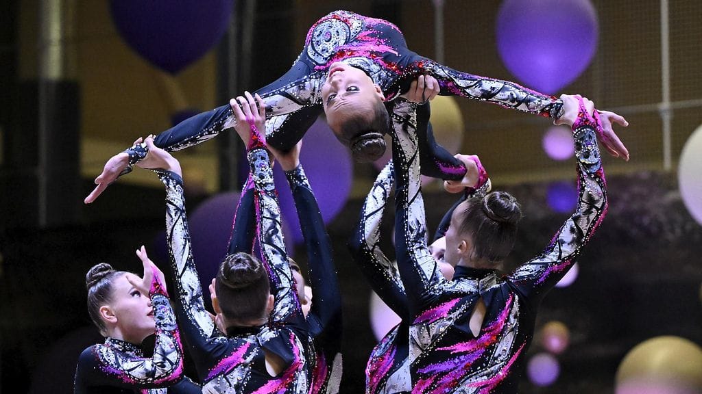 Suomi jää pois marraskuisista joukkuevoimistelun MM-kisoista, koska Venäjän ja Valko-Venäjän joukkueet saavat osallistua. Kuvassa Minettien joukkue EM-kisoissa viime keväänä.