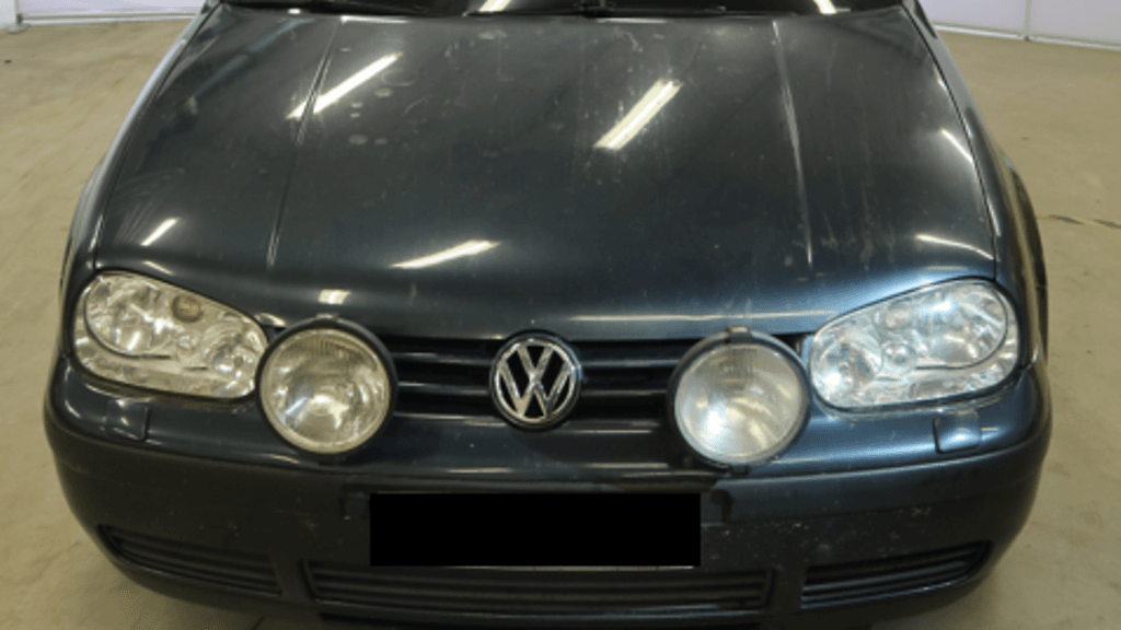 Poliisi epäilee, että tämä Volkswagen Golf Variant vuosimallia 2004 on Turun yliajossa käytetty ajoneuvo.