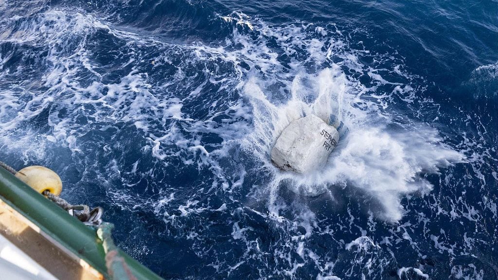 LK 13.9.2023 Greenpeacen Arctic Sunrise -aluksesta pudottiin jättimäinen kalkkikivilohkare mereen South West Deepsin (East) suojelualueella Englannissa 1. syyskuuta 2022. Tarkoitus oli häiritä pohjatroolausta suojellulla alueella.