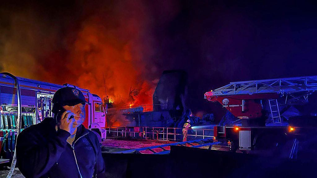 Venäjän Sevastopolin miehityshallinnon kuvernöörin julkaisema kuva telakkapalosta.