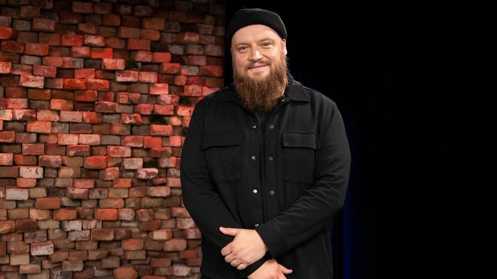 Kasmir poseerasi kameralle Ylen Elämäni biisi -ohjelman lehdistötilaisuudessa Helsingissä 8. elokuuta.