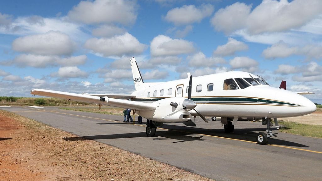 Kuvassa Embraer-lentoyhtiön EMB-110-potkuriturbiinikone, joka on turmakoneen malli. Kuva huhtikuulta 2023.