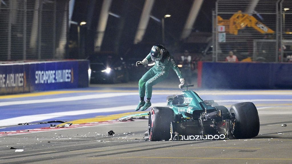 Lance Strollin auto hajosi pahasti kolarin seurauksena.