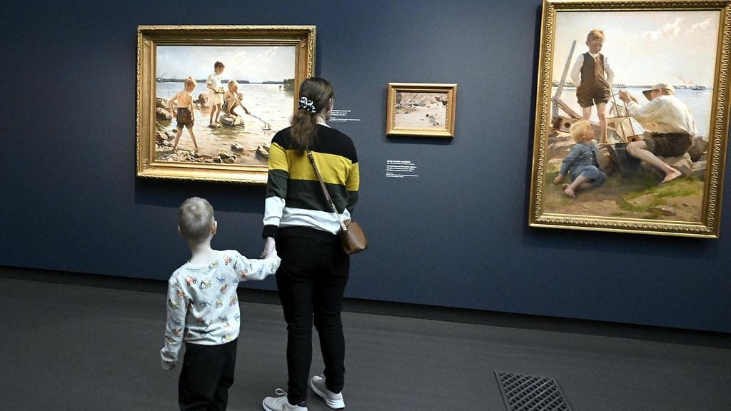 LK 17.9.2023 Yleisöä Albert Edelfelt -näyttelyssä Ateneumissa Helsingissä 5. toukokuuta 2023.