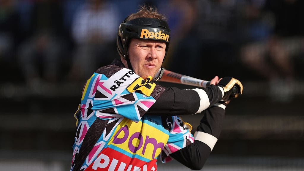 Juha Korhonen lyö palloa ensi kaudella KPL:ssä.