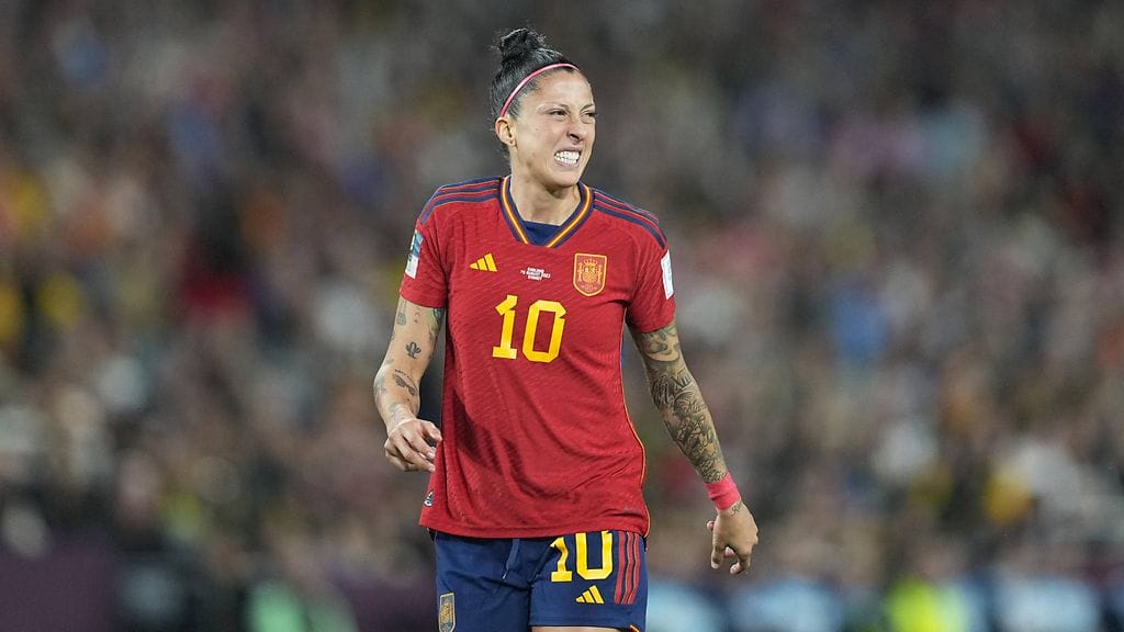 Jennifer Hermoso otti kantaa Espanjan maajoukkueen uuden päävalmentajan Montse Tomen puheisiin.