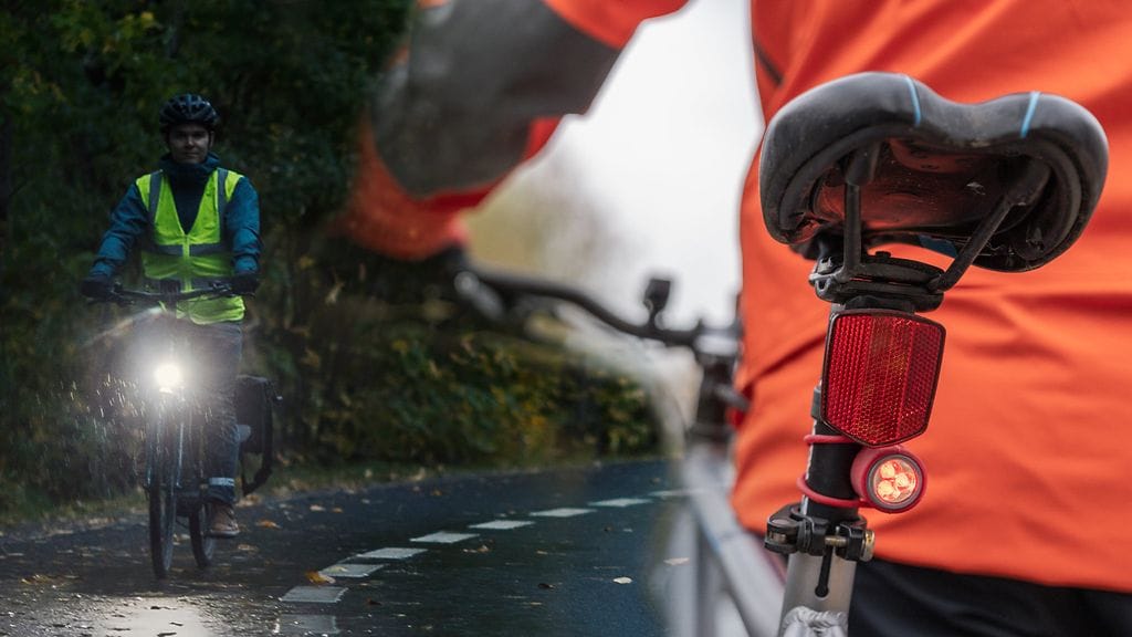 Polkupyörän etu- ja takavalot ovat pakolliset hämärällä myös valaistulla alueella liikuttaessa. Lähes kaikki pyöräilijät tietävät sen, mutta jostain syystä tietämys ei näy käytännössä.