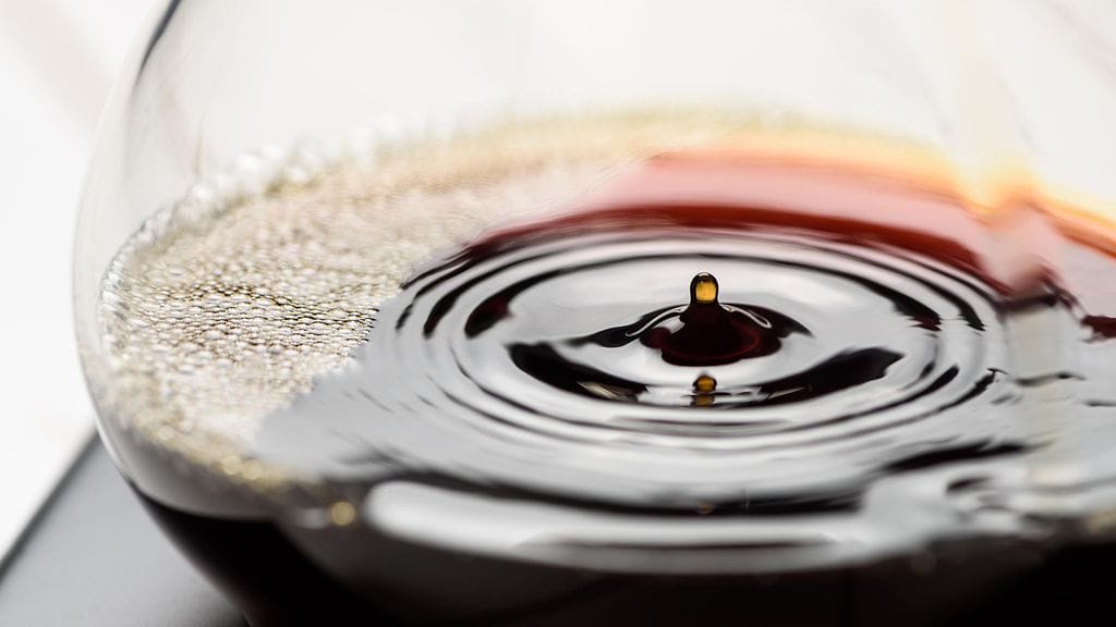 Kahvin hinta on viime vuosina kallistunut. Silti suomalaiset heittävät sitä edelleen karmeat määrät viemäriin.