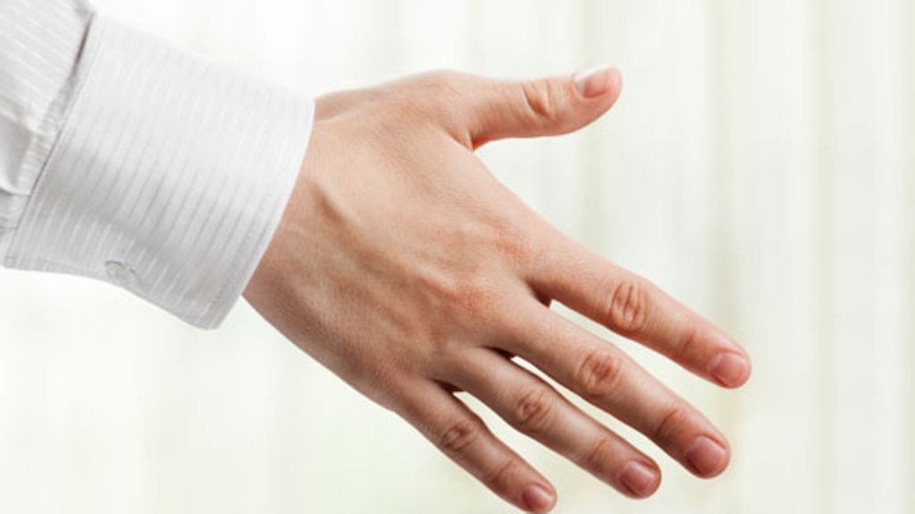 Maailmasta löytyy paljon mielenkiintoisempiakin tapoja tervehtiä kuin kättely.