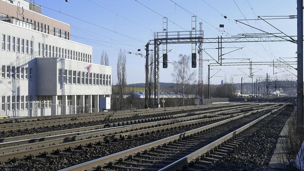 Kaikki Tampereen kautta kulkevat henkilöjunat ovat tänään myöhässä, Fintraffic kertoo. Syynä on kahden tavarajunan vaunujen suistuminen kiskoilta tänä aamuna Tampereella. Kuvituskuvassa Tampereen rautatieasema 25. helmikuuta 2020.