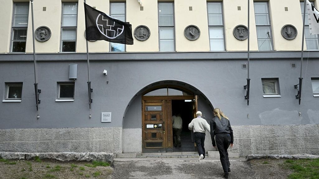 Kallion ilmaisutaidon lukion opiskelijat valtasivat koulurakennuksensa Helsingissä. Valtauksella osoitetaan mieltä pääministeri Petteri Orpon hallituksen suunnittelemia leikkauksia vastaan.