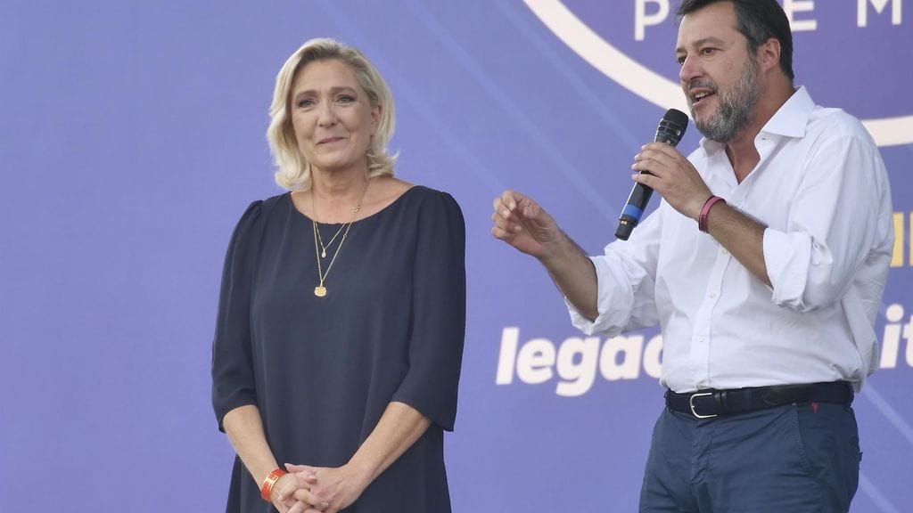 Marine Le Penin aiemmin johtama puolue Kansallinen liittouma on kuitannut venäläisyhtiölle vuonna 2014 ottamansa pankkilainan. Le Pen oli viime sunnuntaina kunniavieras Italian hallituksen varapääministerin Matteo Salvinin (oik.) johtaman äärioikeistolaisen Lega-puolueen tilaisuudessa.