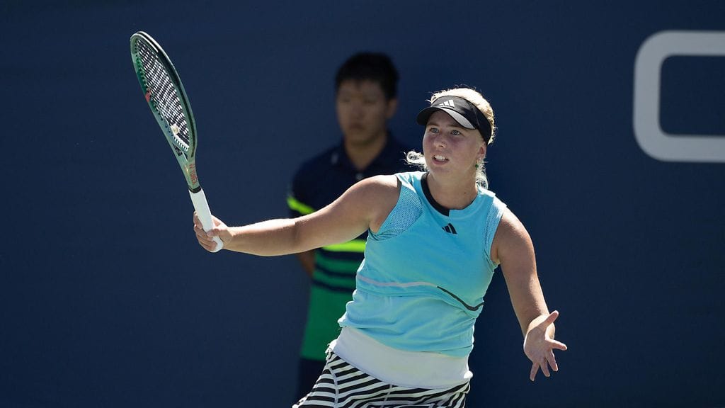 Clara Tausonin yllättävä lyyhistyminen kentälle aiheutti kauhunhetkiä Kiinan WTA-turnauksessa Guangzhoussa.
