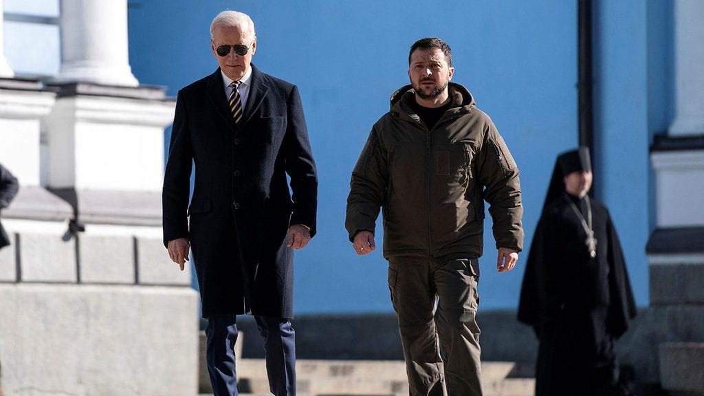 Yhdysvaltain presidentti Joe Biden (vas.) on antanut luvan toimittaa Ukrainalle jalkaväkimiinoja. Biden ja Ukrainan presidentti Volodymyr Zelenskyi kuvattuna helmikuussa 2024.