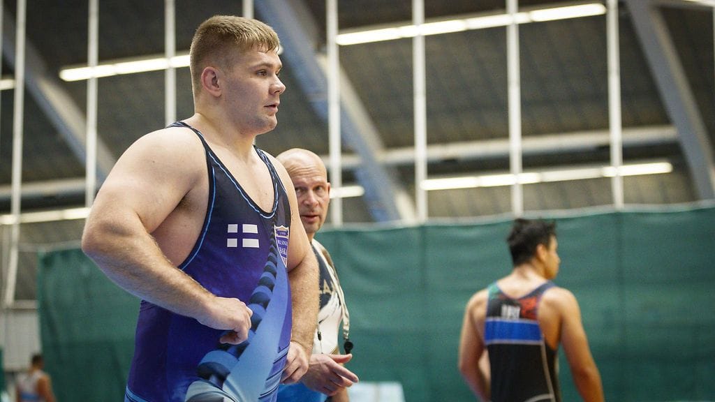 Elias Kuosmanen kärsi täpärän tappion MM-painissa moninkertaista arvokisamitalistia vastaan.