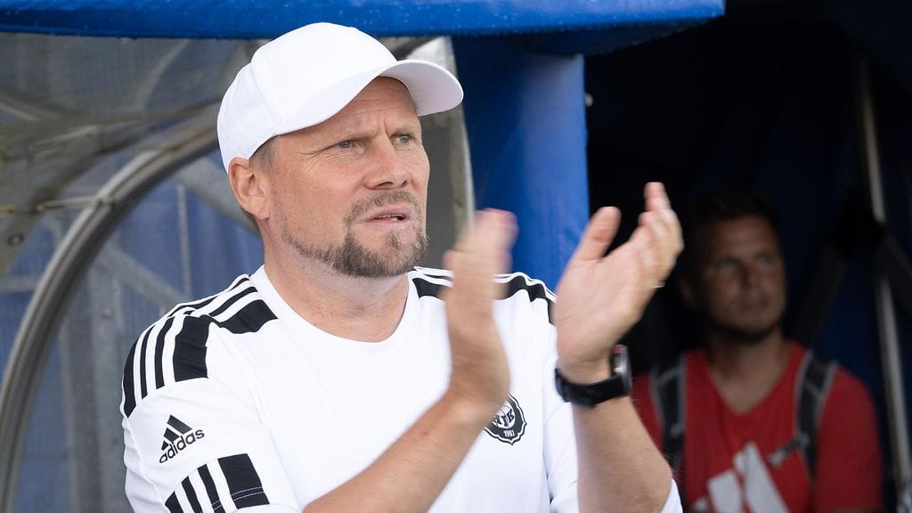 Toni Korkeakunnas jatkanee HJK:n päävalmentajana myös ensi kaudella.